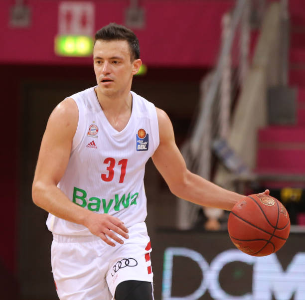 场篮板为球 场篮板为球